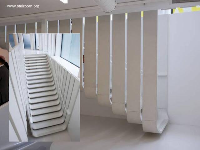 Escalera interior de concreto diseño de Zaha Hadid