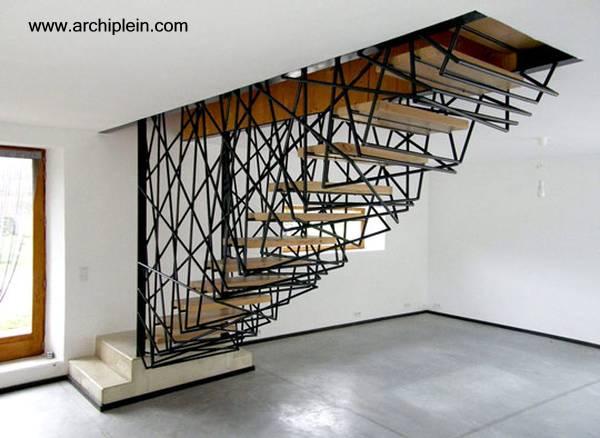 Escalera interior de metal y madera muy original en Francia