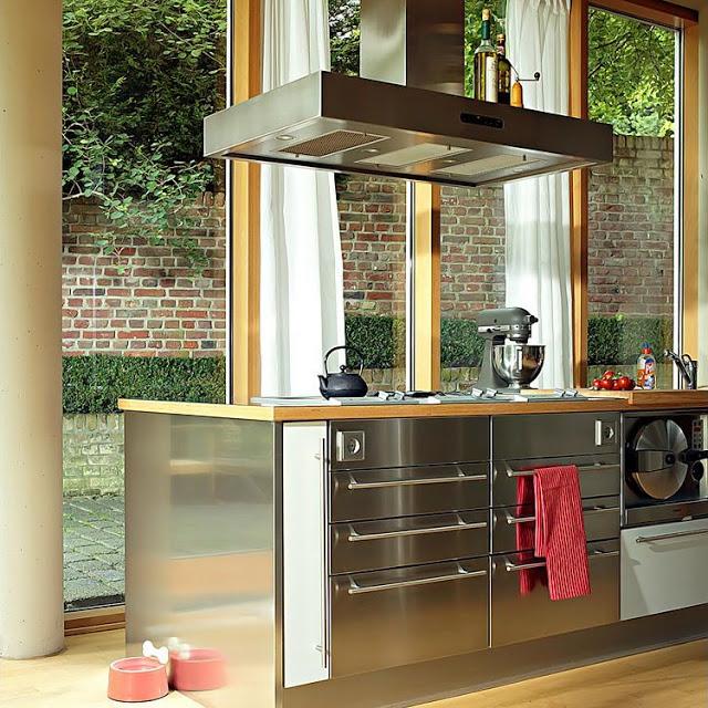 UNA CASA CON PAREDES DE LADRILLO