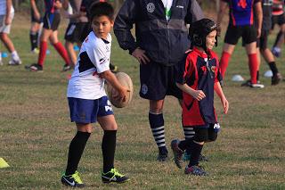 JUGADORES DE OLD BOYS ENSEÑARON SECRETOS DE LA OVALADA A JÓVENES DE PAINE