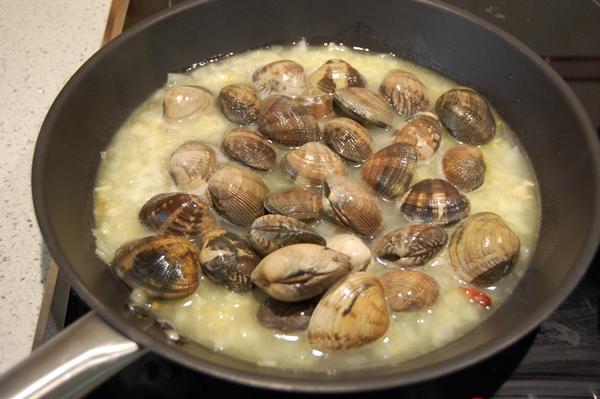 Fabes con almejas. La mejor receta de legumbre