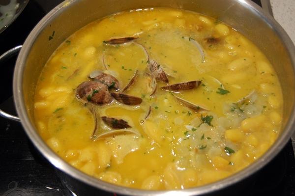 Fabes con almejas. La mejor receta de legumbre