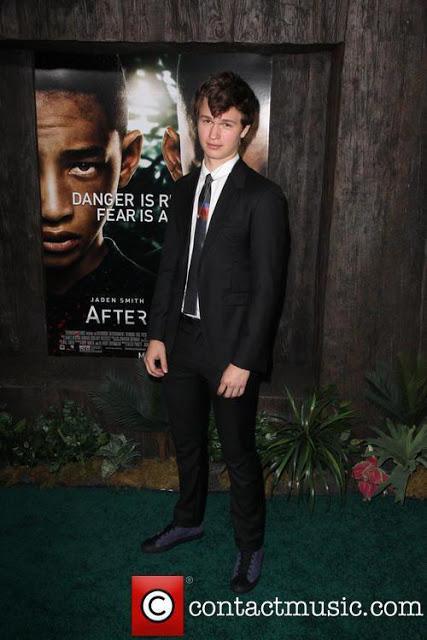 Ansel Elgort en la premiere de 