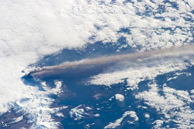 La erupción del volcán Pavlof vista desde la Estación Espacial