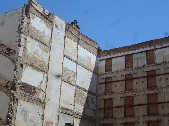 BARCELONA...EL OLVIDO DEL FORAT DE LA VERGOÑA Y EL  DETERIORO DE UNAS ZONAS DEL BORN...31-05-2013...