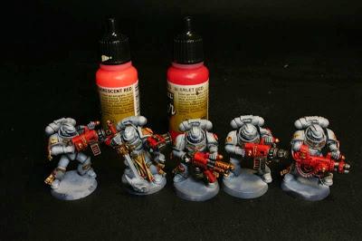 Luces en los rojos con scarlet red y fluorescent red de Vallejo Air Color. de los caballeros grises