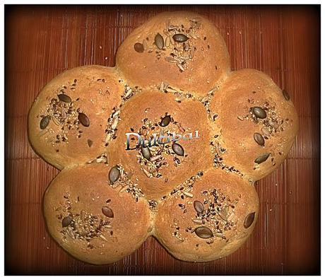 BOLLO DE PAN DE ESPELTA CON SEMILLAS BOLLO DE PAN DE ESPELTA CON SEMILLAS