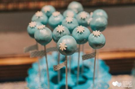 una boda decorada en azul cakepops