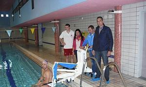 El Astillero instala en la piscina una silla para personas con movilidad reducida