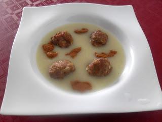 Crema de calcots con albóndigas de ternera y romesco