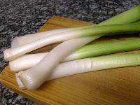 Crema de calcots con albóndigas de ternera y romesco