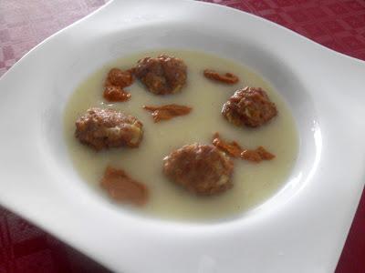 Crema de calcots con albóndigas de ternera y romesco