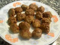 Crema de calcots con albóndigas de ternera y romesco