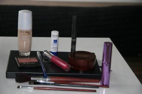 ¡Maquíllate! con productos básicos. 2 Looks ¡Maquíllate! con productos básicos. 2 Looks