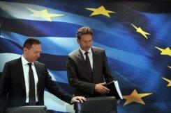 El jefe de los ministros de Economía de la Eurozona, Jeroen Dijsselbloem (D) y el ministro de Finanzas de Grecia, Yiannis Stournaras, en una conferencia de prensa el 31 de mayo de 2013 en Atenas.