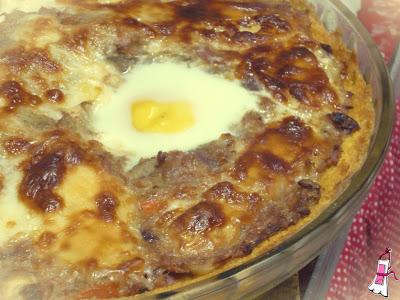 Pastel de polenta y atún con huevos poché