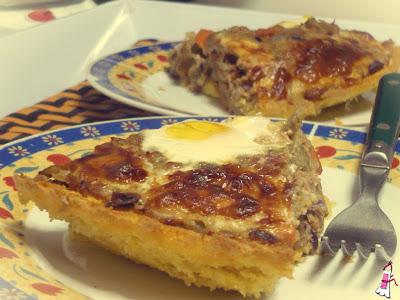 Pastel de polenta y atún con huevos poché