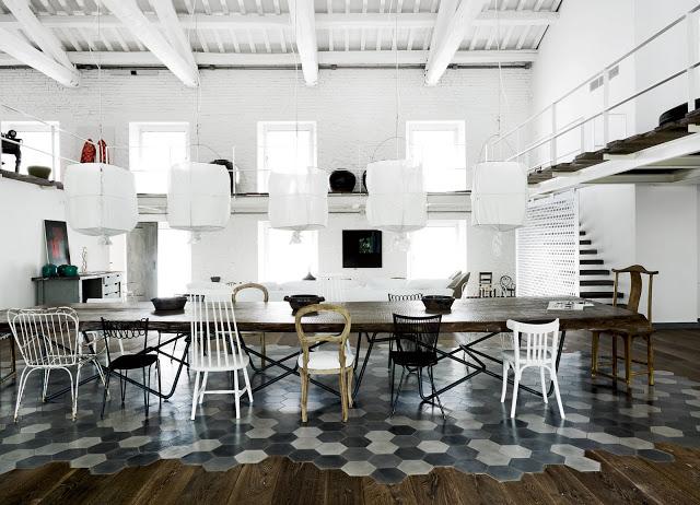 Una casa italiana de marcado aire industrial, renovada por Paola Navone.