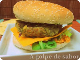 Hamburguesa de garbanzos y calabacín con ensalada de zanahorias al yogur griego