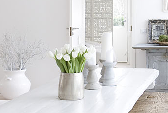 Un comedor con bancos de madera - Paperblog