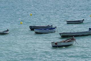 Barcazas_atracadas_en_el_puerto_de_Cádiz