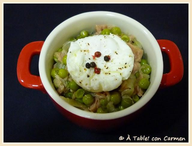 Guisantes con Atún y Cebolla y Huevo Poché