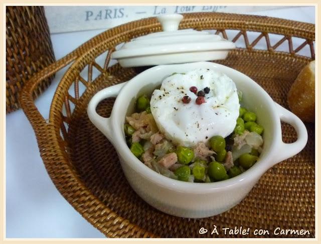 Guisantes con Atún y Cebolla y Huevo Poché
