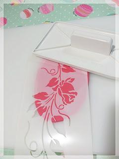 Aplicando un stencil sobre fondant