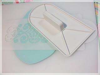 Aplicando un stencil sobre fondant Aplicando un stencil sobre fondant