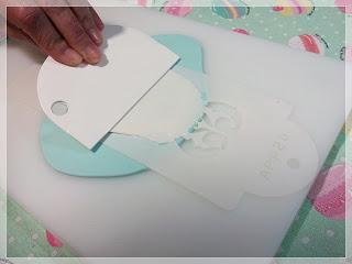 Aplicando un stencil sobre fondant Aplicando un stencil sobre fondant
