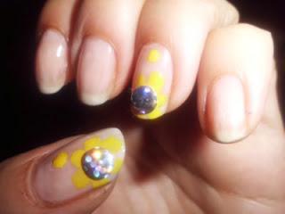 Manicura, girasoles brillantes.