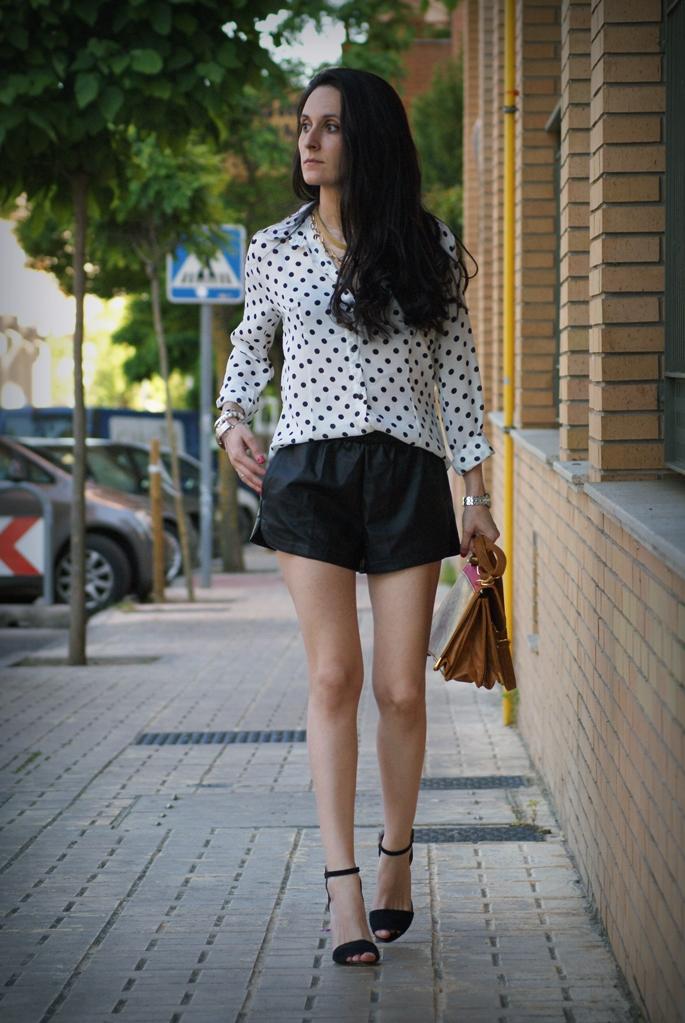 Polka dot white shirt / camisa blanca de lunares