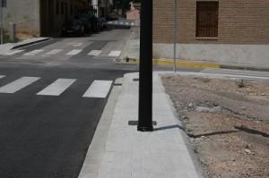 Las farolas invaden las aceras de Bétera incluso en zonas de nueva construcción