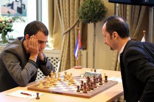 El cubano Leinier Domínguez superó a Veselin Topalov en el juego más largo del día terminando el torneo con 11.08 puntos. Foto: FIDE