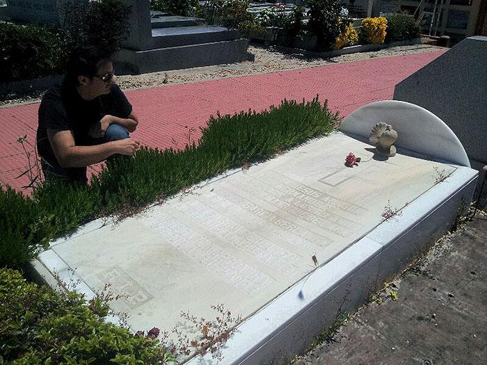 Junto a la tumba del maestro Luís García Berlanga.
