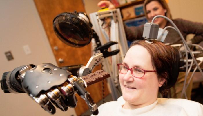 Otro logro de las neurociencias: El brazo robótico controlado por la mente y su asombroso desempeño