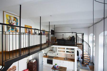 Loft de 67 m² de estilo nórdico industrial techos altos aprovechar espacio decoración loft industrial decoración grandes ventanales decoración estilo industrial moderno loft distribución loft pequeño diseño y decoración de lofts dos pisos decoración estilo nórdico industrial decoración abierta loft industrial decoración abierta diáfana de loft con escalera blog diseño y decoración nordica barandilla escalera caracol loft