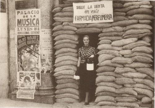 Mujer sale de la Farmacia durante la Guerra Civil en Madrid 
