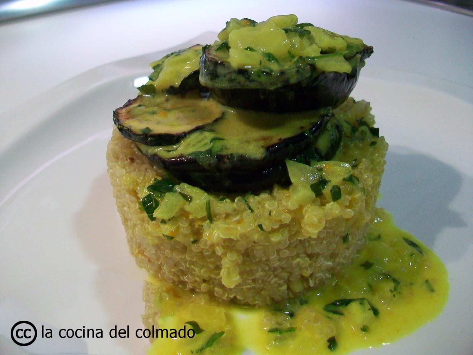 Timbal de quinoa con salsa de coco y cúrcuma