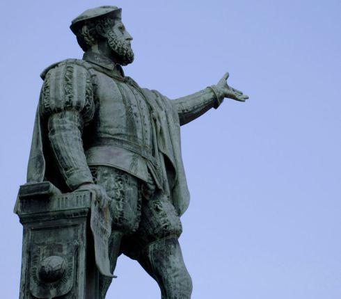 Estatua en reconocimiento a Juan Sebastián Elcano en Guetaria