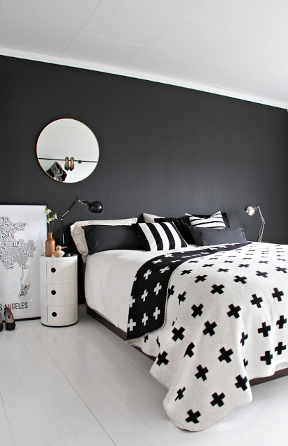 PAREDES NEGRAS COMO CABECERO/ BLACK WALLS AS HEADBOARD