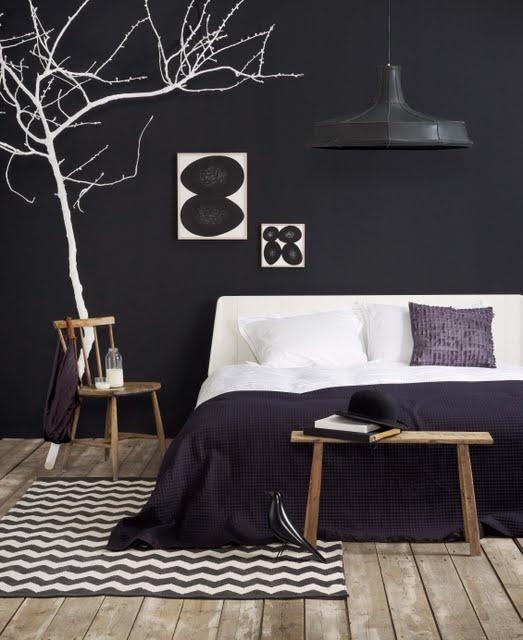 PAREDES NEGRAS COMO CABECERO/ BLACK WALLS AS HEADBOARD