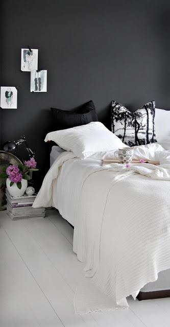 PAREDES NEGRAS COMO CABECERO/ BLACK WALLS AS HEADBOARD