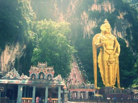 Cuevas de Batu desde abajo y estatua de Murugan, a quien se le ha dedicado este templo. 