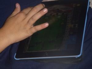 Niño jugando a la tablet