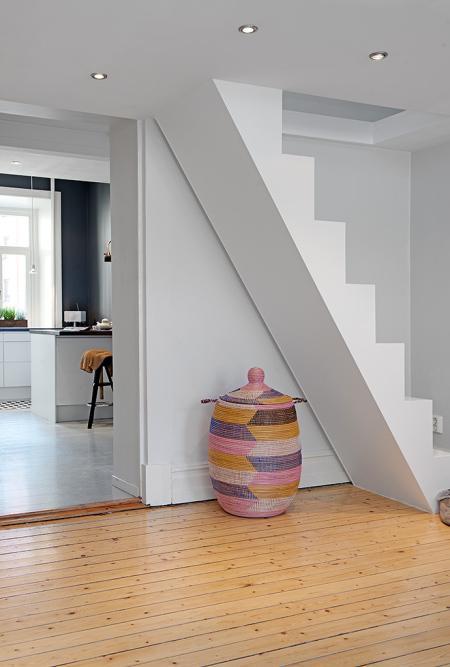 La cama en un nicho en el salón decoración pisos una habitación decoración pisos pequeños decoración ligera minimalista decoración en blanco y gris lineas rectas decoracion diseño interiores decoración diseño de interiores nórdico decoración cocinas blancas modernas blog decoración nórdica