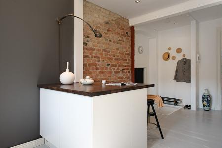 La cama en un nicho en el salón decoración pisos una habitación decoración pisos pequeños decoración ligera minimalista decoración en blanco y gris lineas rectas decoracion diseño interiores decoración diseño de interiores nórdico decoración cocinas blancas modernas blog decoración nórdica