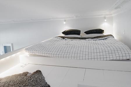 La cama en un nicho en el salón decoración pisos una habitación decoración pisos pequeños decoración ligera minimalista decoración en blanco y gris lineas rectas decoracion diseño interiores decoración diseño de interiores nórdico decoración cocinas blancas modernas blog decoración nórdica