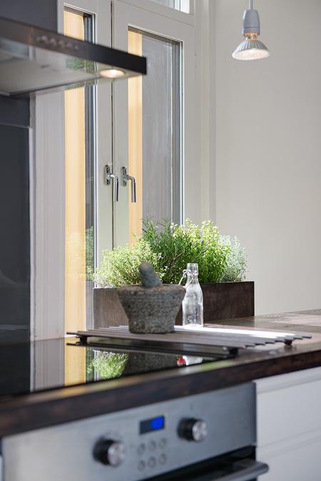 La cama en un nicho en el salón decoración pisos una habitación decoración pisos pequeños decoración ligera minimalista decoración en blanco y gris lineas rectas decoracion diseño interiores decoración diseño de interiores nórdico decoración cocinas blancas modernas blog decoración nórdica