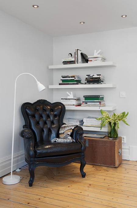 La cama en un nicho en el salón decoración pisos una habitación decoración pisos pequeños decoración ligera minimalista decoración en blanco y gris lineas rectas decoracion diseño interiores decoración diseño de interiores nórdico decoración cocinas blancas modernas blog decoración nórdica